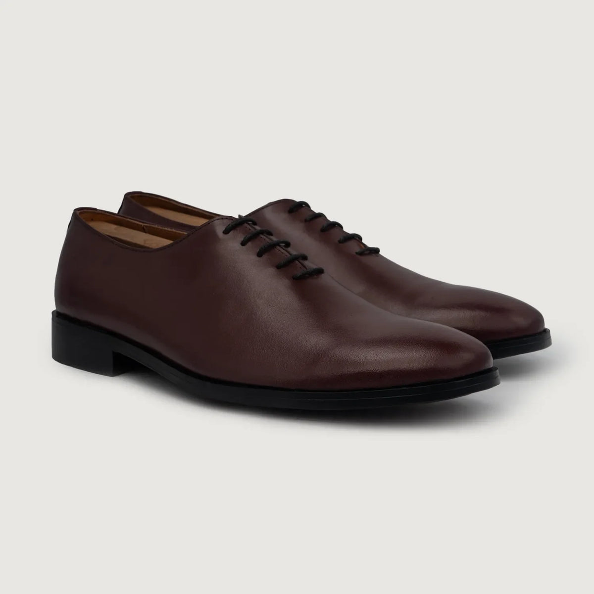Director Wholecut Бордовый Кожаная обувь для Мужчин For Men in Maroon Full-Grain Leather - Вид спереди и приталенный силуэт | Купить в официальном онлайн-магазине