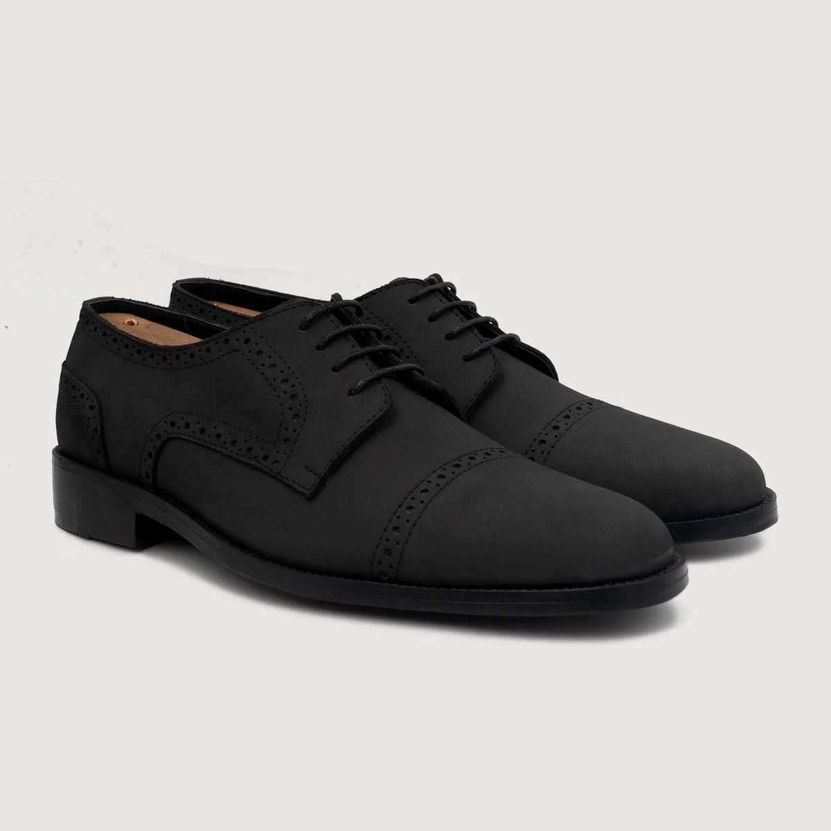 Dirk Brogues Derby Черный Nubuck Кожаная обувь для Мужчин For Men в натуральной черной яловой коже - Вид сбоку | Купить в официальном онлайн-магазине