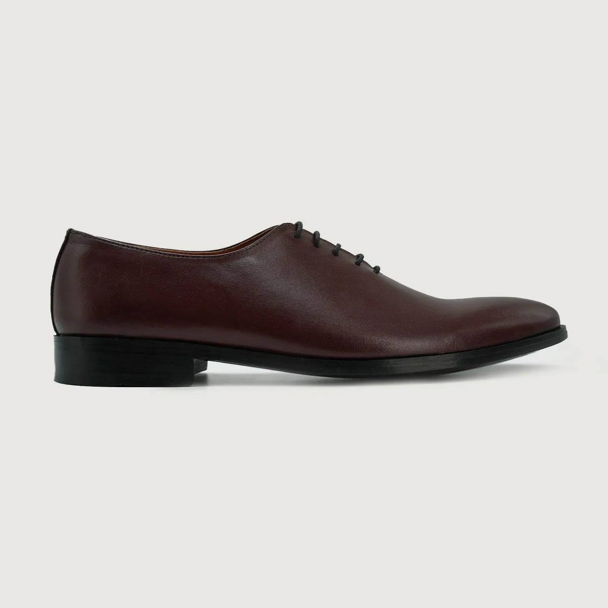 Maroon Full-Grain leather Goods - Вид сзади, подчеркивающий посадку по плечам и ровный край