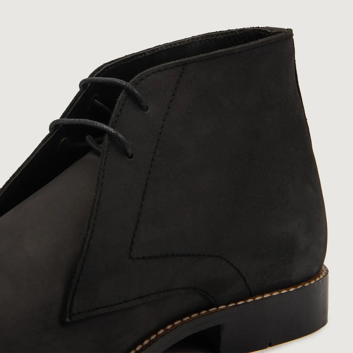 High-Traction Rubber Outsole & Lug Tread Pattern on Corry Chukka Черный Nubuck Кожаные ботинки для Мужчин For Men