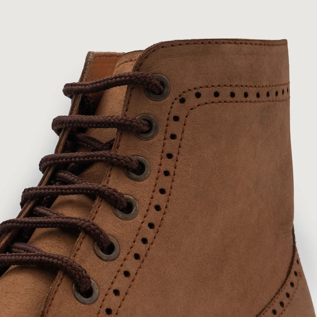 Крупный план деталей of Classic Collar & Heavy-Duty Zipper Hardware on Duster Brogues Derby Коричневый Nubuck Кожаные ботинки для Мужчин For Men