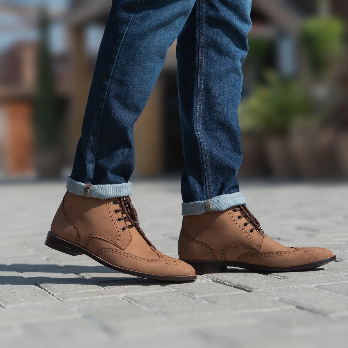 Как выглядит на человеке:  Duster Brogues Derby Коричневый Nubuck Кожаные ботинки для Мужчин For Men на модели — естественные складки при дневном свете