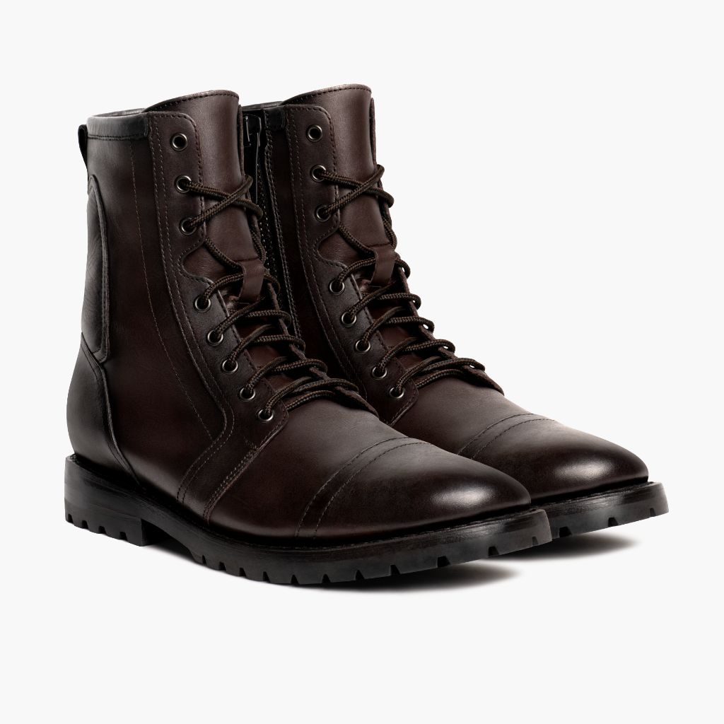 Casa Moto Old English Кожаные ботинки для Мужчин in Classic Full-Grain Leather - Вид спереди и приталенный силуэт | Купить в официальном онлайн-магазине