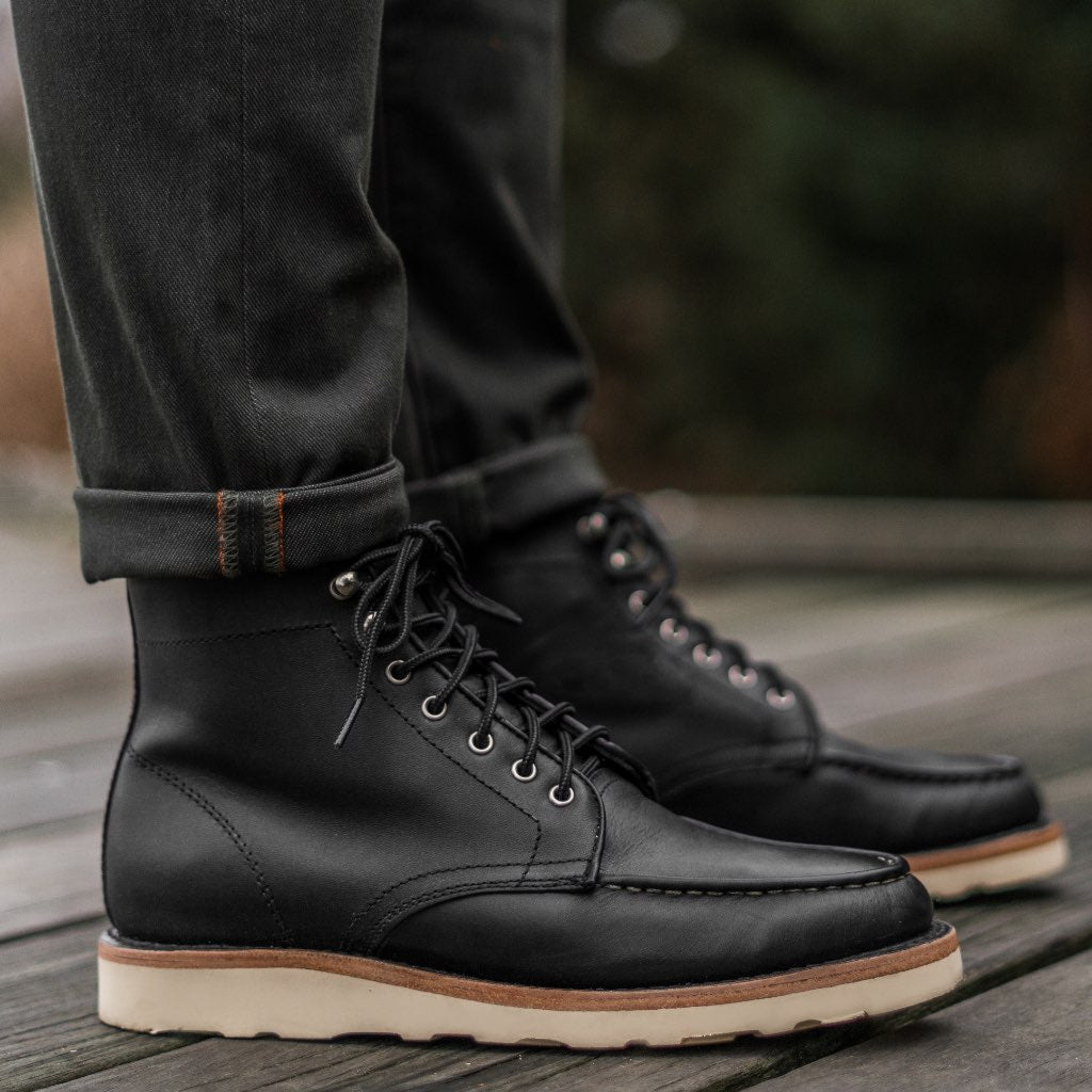 High-Traction Rubber Outsole & Lug Tread Pattern on Diplomat Черный Matte Кожаные ботинки для Мужчин