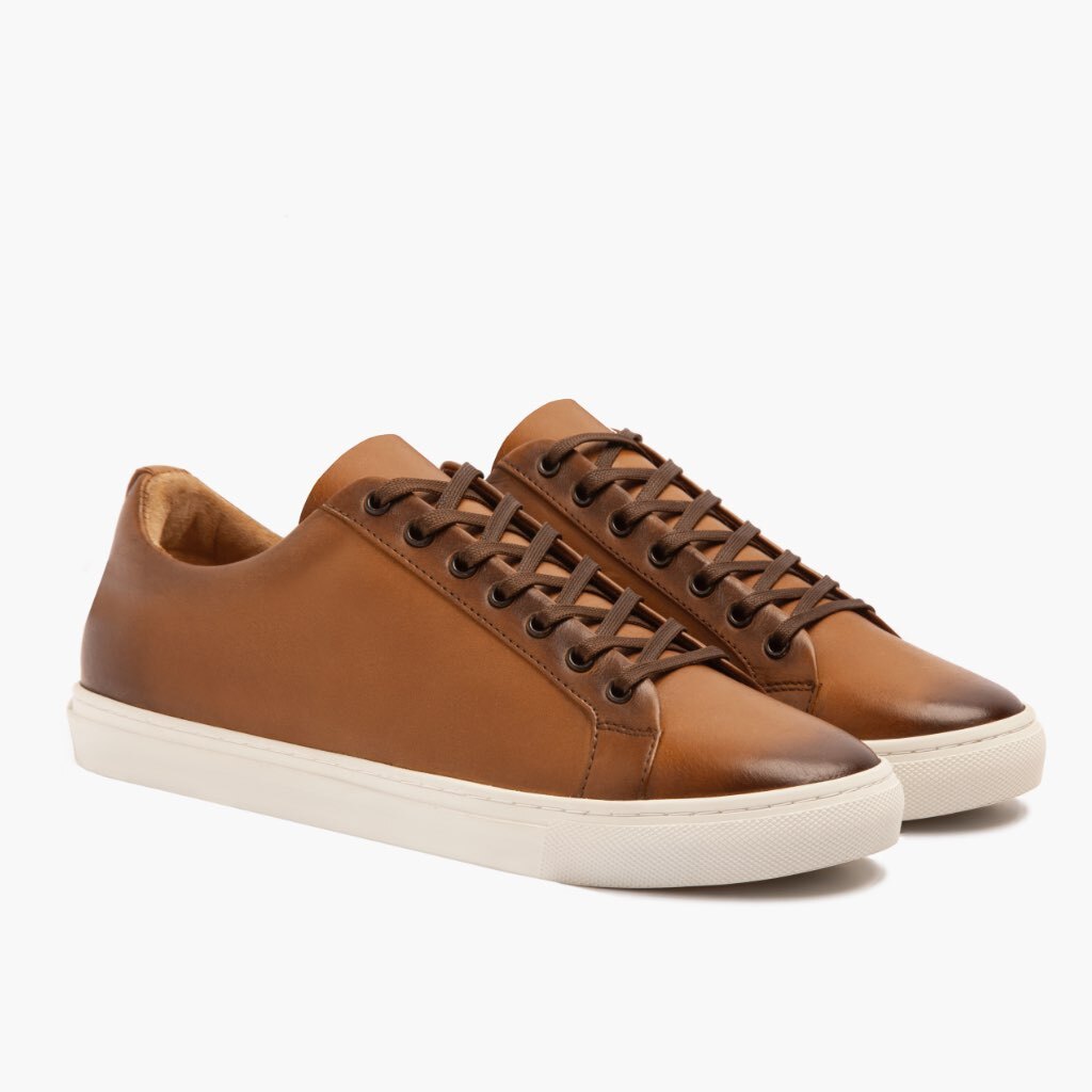 Premier Low Top Toffee Кожаные кеды для Мужчин For Men in Classic Full-Grain Leather - Вид сбоку | Купить в официальном онлайн-магазине