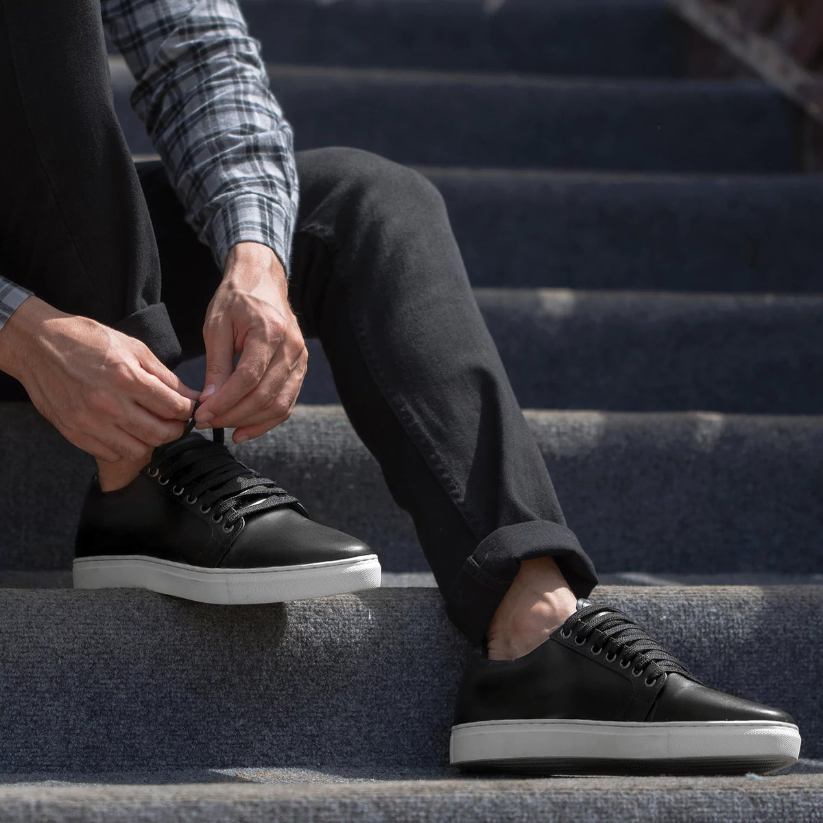 High-Traction Rubber Outsole & Lug Tread Pattern on Murphy Low Top Черный Кожаные кеды для Мужчин