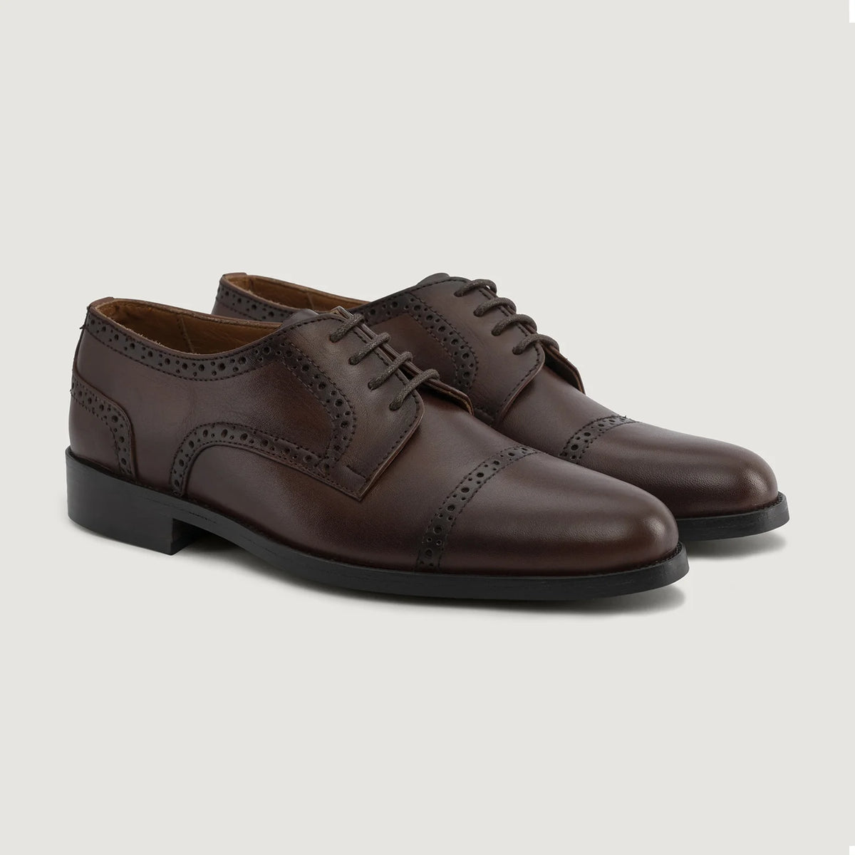 Dirk Brogues Derby Brown Leather Shoes StudGuard For Men in Burnished Brown Full-Grain Leather - Вид сбоку | Купить в официальном онлайн-магазине