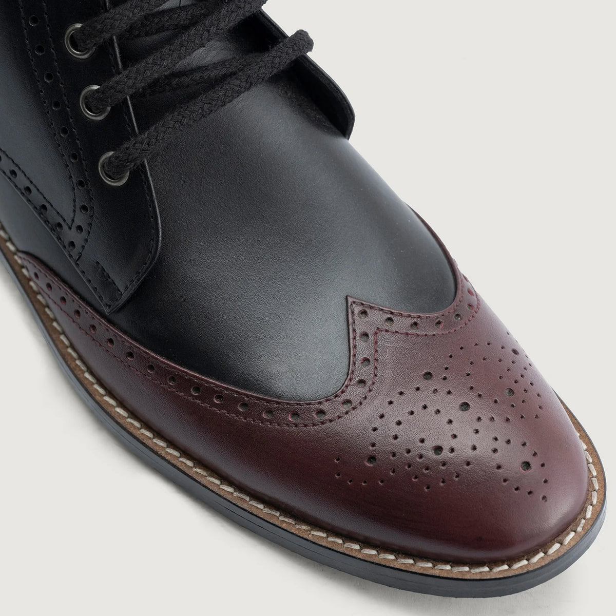 Крупный план деталей of Classic Collar & Heavy-Duty Zipper Hardware on Duster Brogues Derby Maroon Black Leather Boots StudGuard For Men