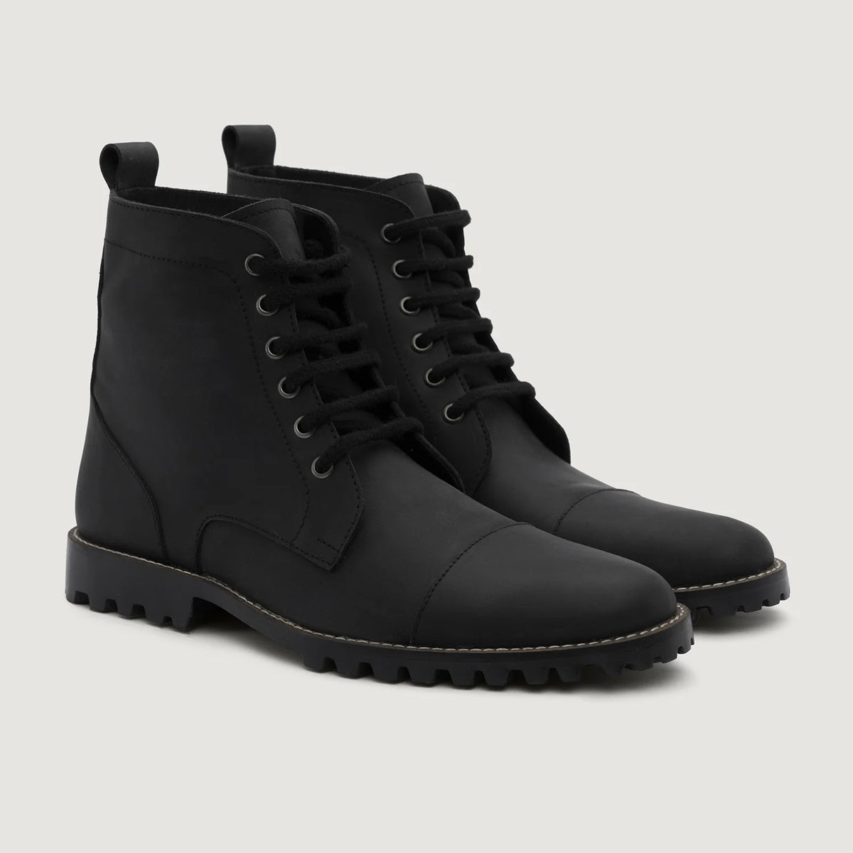 Knight Derby Matte Black Pullup Leather Boots TerraGrip For Men in Matte Black Full-Grain Leather - Вид сбоку | Купить в официальном онлайн-магазине