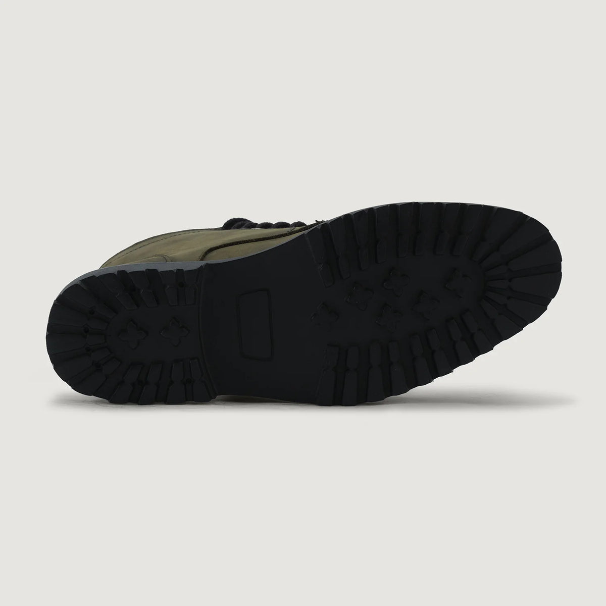 High-Traction Rubber Outsole & Lug Tread Pattern on Knight Derby Olive Оливковый Pullup Кожаные ботинки - TerraGrip для Мужчин