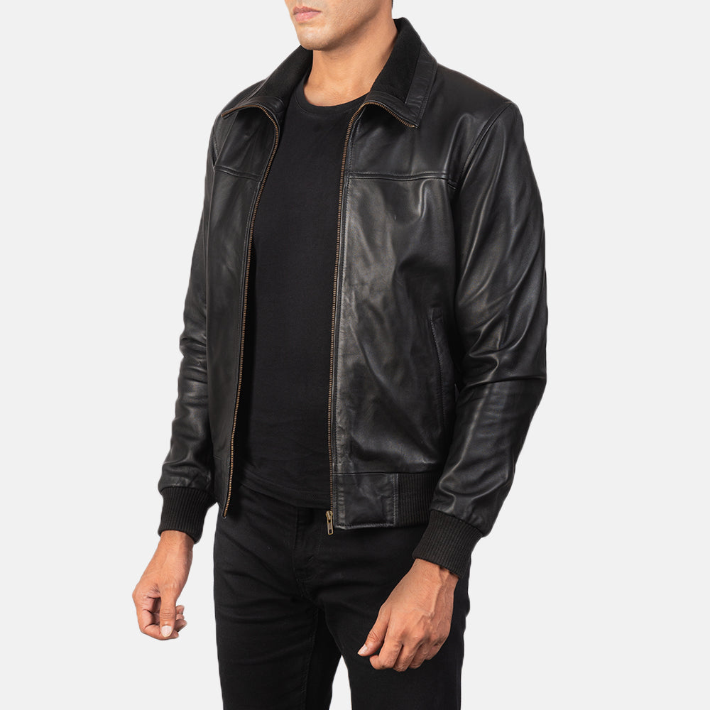 
Black Sheepskin Leather Bomber Jacket - Вид сзади, подчеркивающий посадку по плечам и ровный край