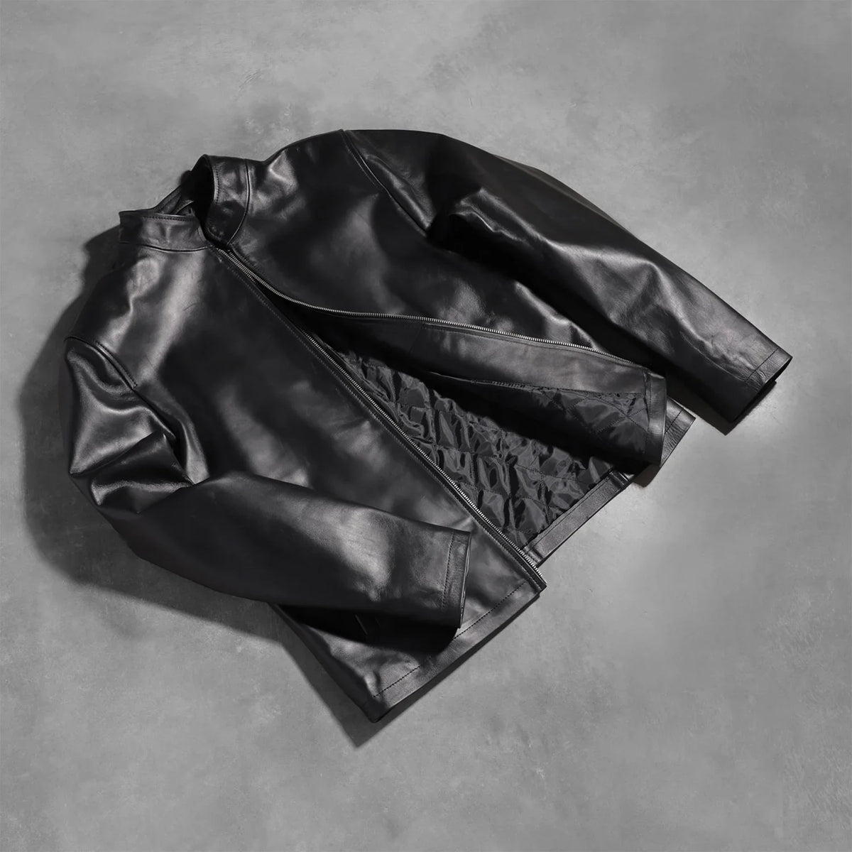 
Как выглядит на человеке:  Alex Black Leather Biker Jacket на модели — естественные складки при дневном свете