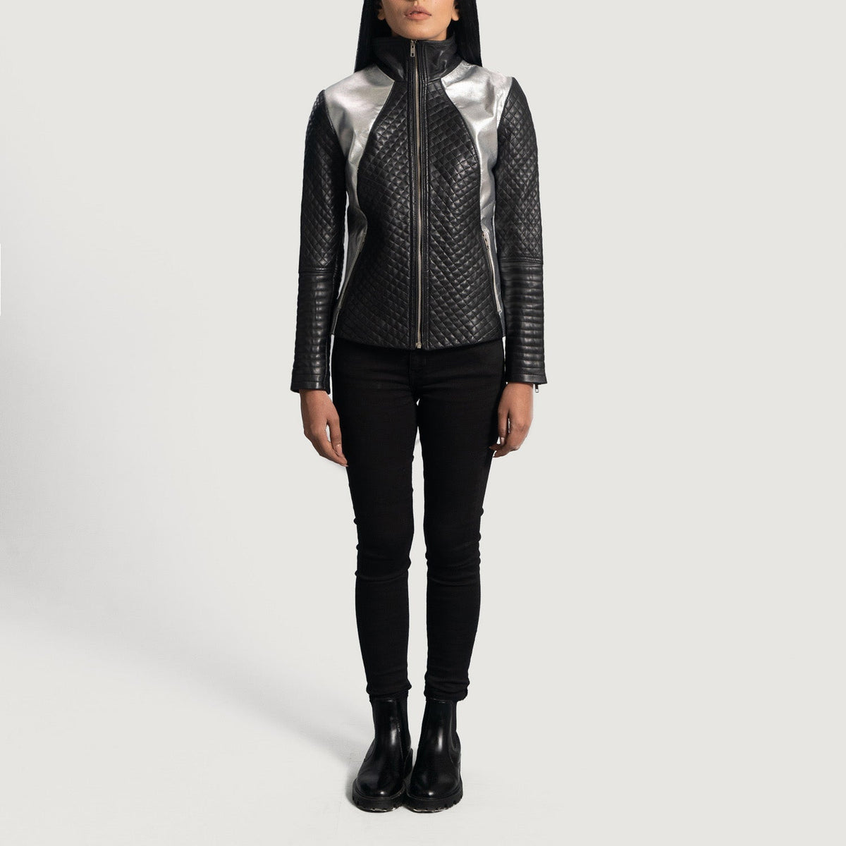 
Крупный план деталей of High Neck & Zipper Hardware on Alia Metallic Черный Кожаная куртка-косуха для Женщин