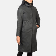 
Distressed Black Sheepskin Leather Aviator Jacket - Вид сзади, подчеркивающий посадку по плечам и ровный край