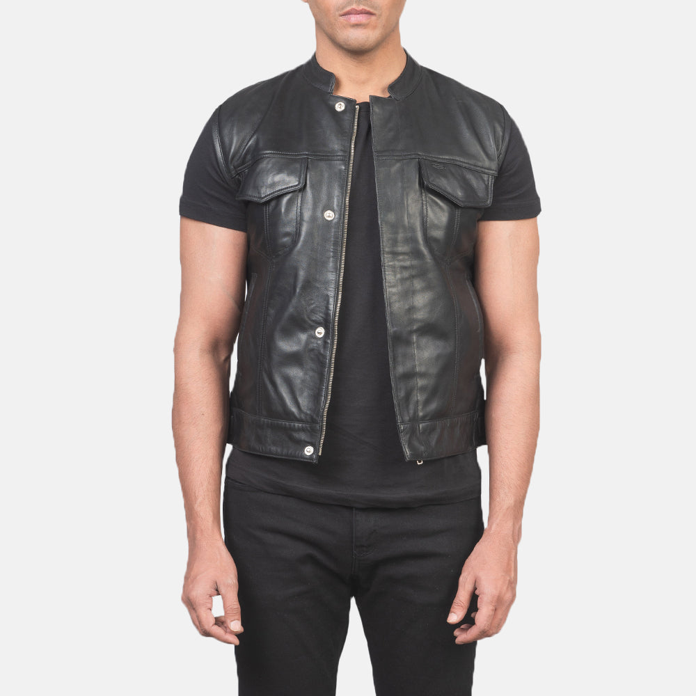 
Atlas Moto Черный Кожаный жилет для Мужчин in Black Sheepskin Leather - Вид спереди и приталенный силуэт | Купить в официальном онлайн-магазине