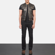 
Atlas Moto Distressed Коричневый Кожаный жилет для Мужчин - Вид сбоку, демонстрирующий эргономичный крой рукава