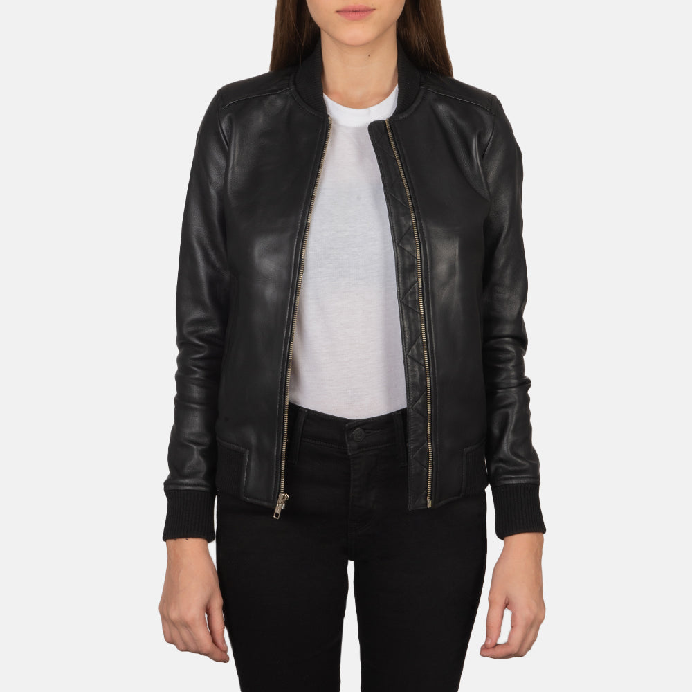 
Bliss Черный Кожаный бомбер для Женщин in Black Sheepskin Leather - Вид спереди и приталенный силуэт | Купить в официальном онлайн-магазине