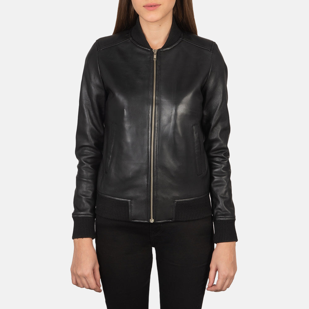 
Крупный план деталей of Varsity - Rib Knit & Zipper with Wind Flap Hardware on Bliss Черный Кожаный бомбер для Женщин