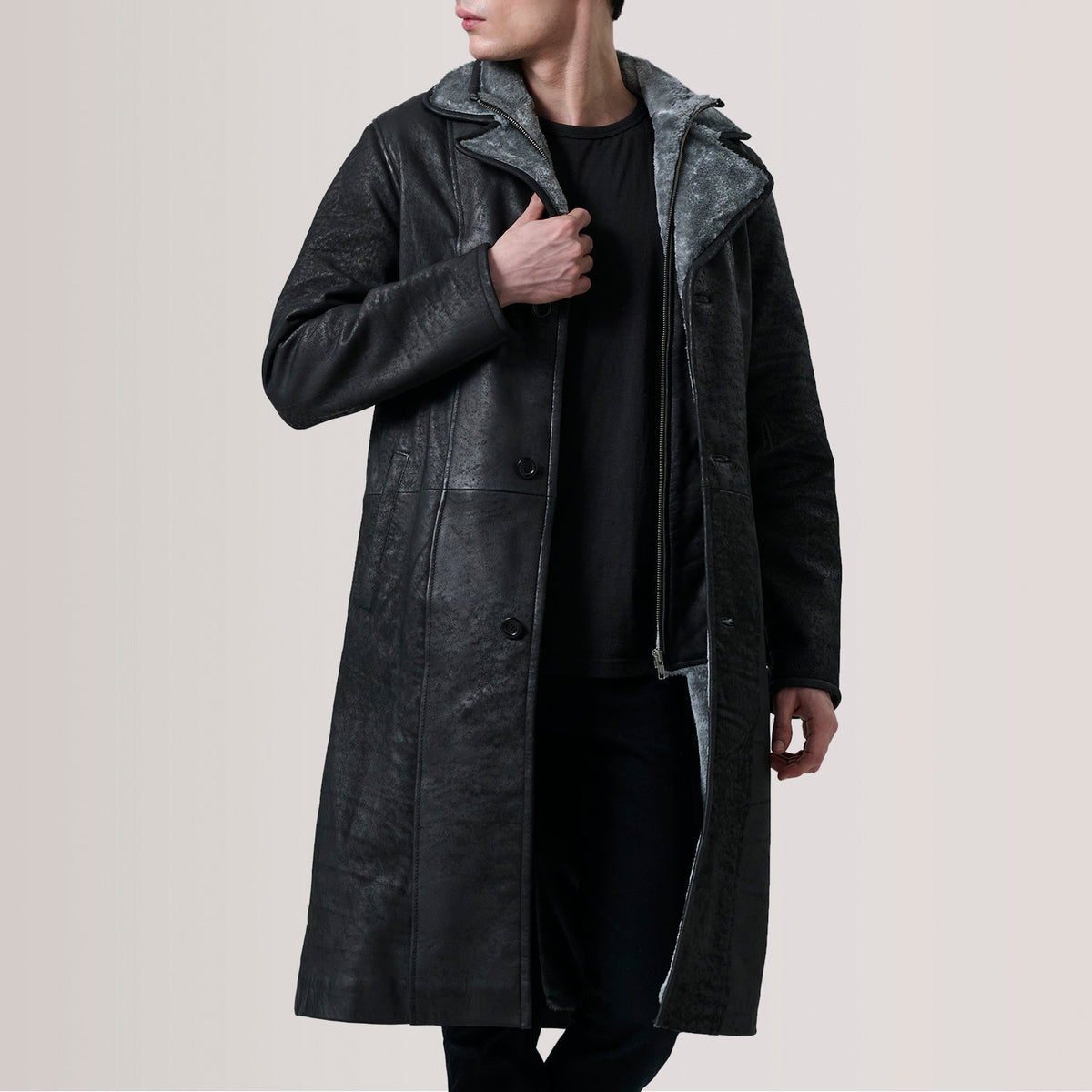 
Cai Distressed Черный Leather Shearling Кожаное пальто для Мужчин For Men in Distressed Black Sheepskin Snuffed - Вид спереди и приталенный силуэт | Купить в официальном онлайн-магазине