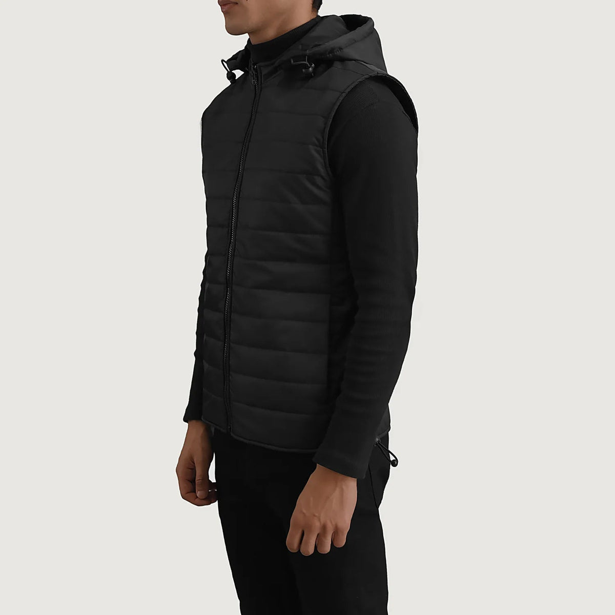 
Black Full-Grain leather Vest - Вид сзади, подчеркивающий посадку по плечам и ровный край