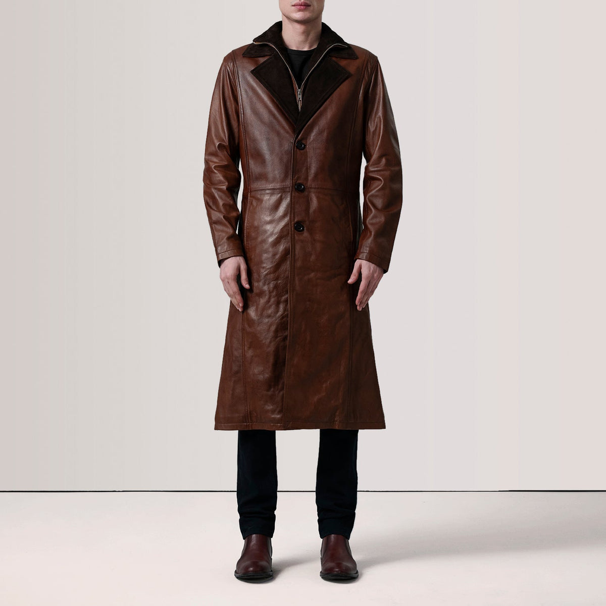 
Distressed Brown Sheepskin Burnished Leather Coat - Вид сзади, подчеркивающий посадку по плечам и ровный край