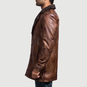 
Крупный план деталей of Notch & Button Hardware on Cinnamon Distressed Leather Fur Кожаное пальто для Мужчин