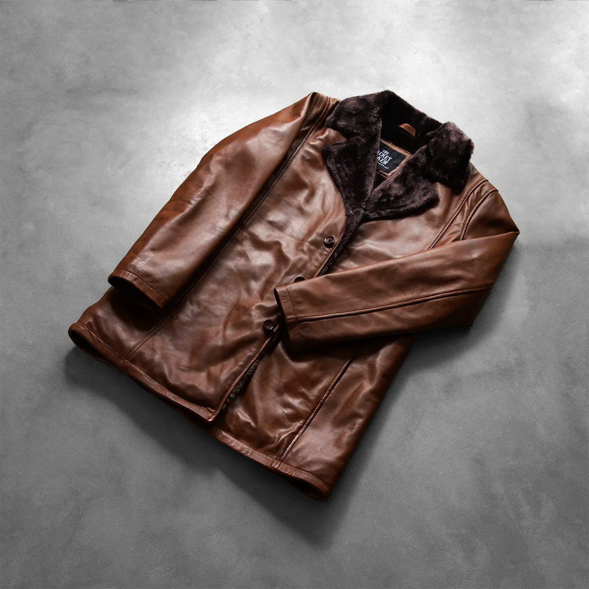 
Open Hem & Hem Craftsmanship Construction Detail on Cinnamon Distressed Leather Fur Кожаное пальто для Мужчин