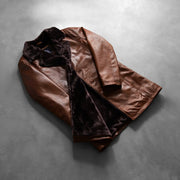 
Как выглядит на человеке:  Cinnamon Distressed Leather Fur Кожаное пальто для Мужчин на модели — естественные складки при дневном свете