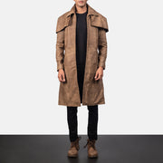 
Classic Коричневый Leather Duster для Мужчин in Distressed Brown Sheepskin Snuffed - Вид спереди и приталенный силуэт | Купить в официальном онлайн-магазине