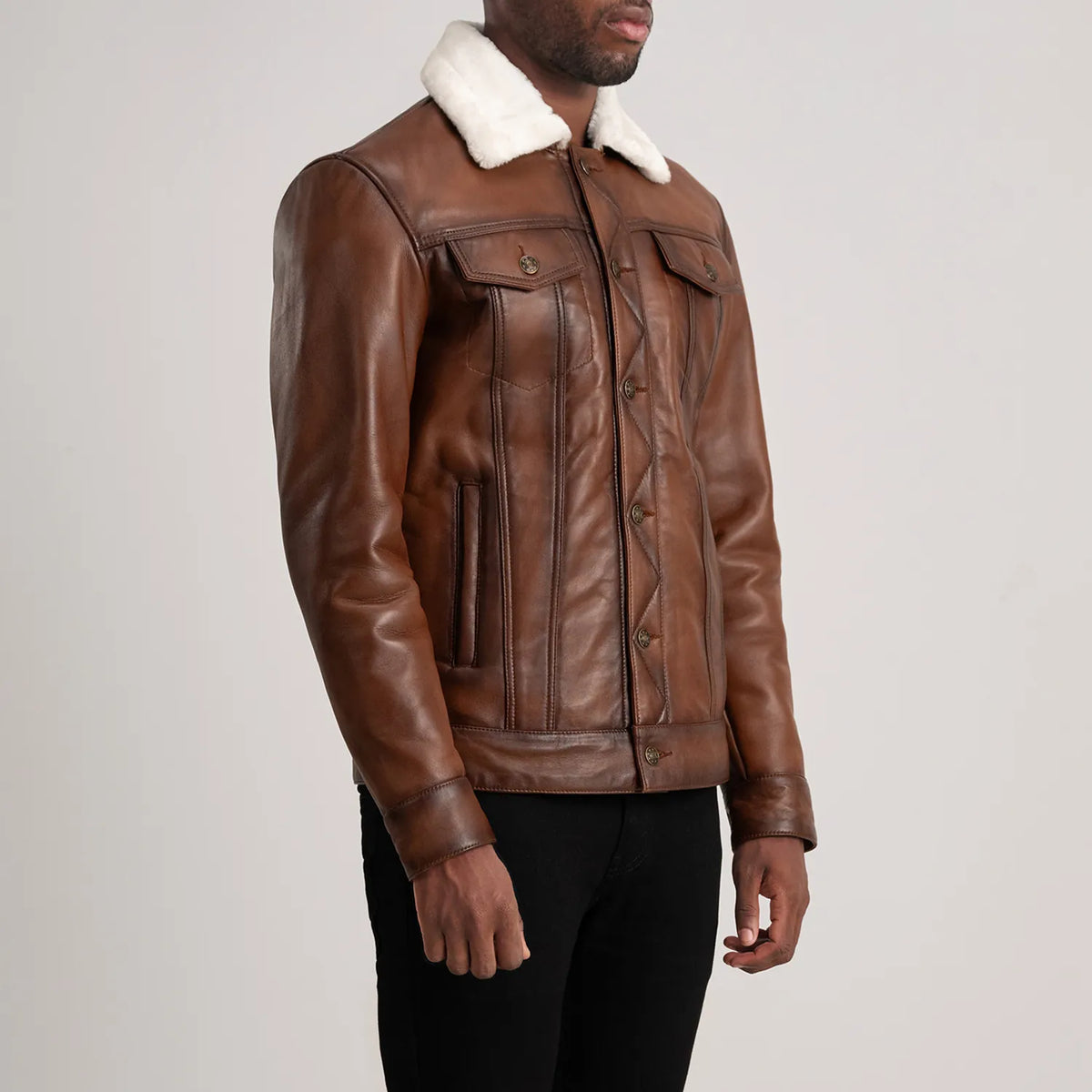 
Waxed Brown Sheepskin Leather Aviator Jacket - Вид сзади, подчеркивающий посадку по плечам и ровный край