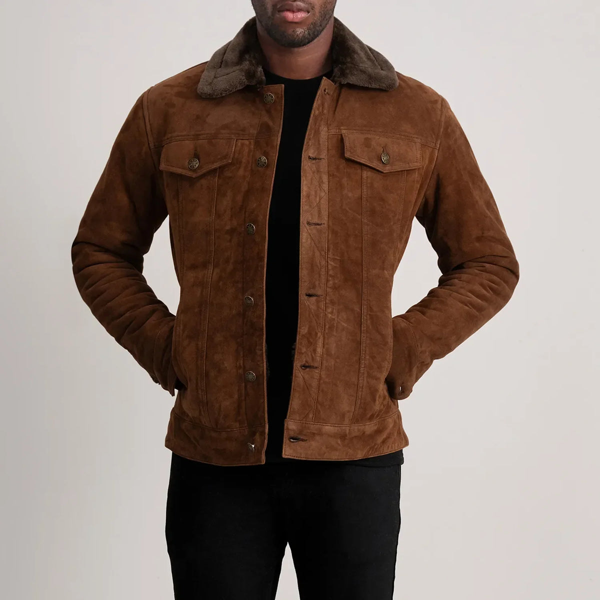 
Dallis Коричневый Suede Shearling Trucker Кожаная куртка для Мужчин in Brown Goatskin Suede - Вид спереди и приталенный силуэт | Купить в официальном онлайн-магазине