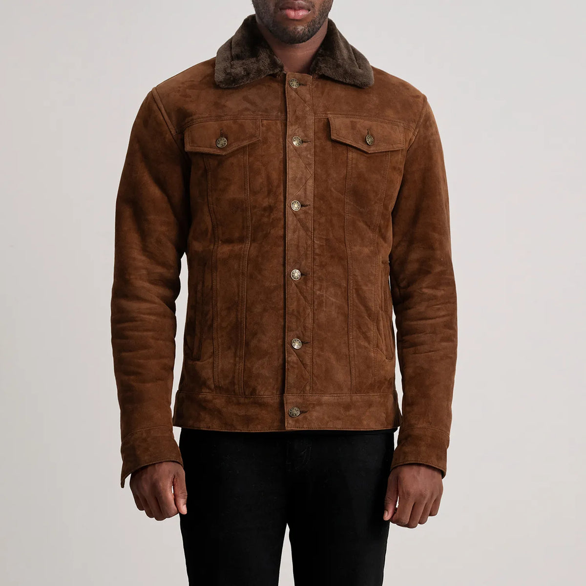 
Крупный план деталей of Classic Collar & Button Hardware on Dallis Коричневый Suede Shearling Trucker Кожаная куртка для Мужчин