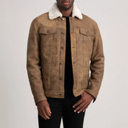 
Dallis Snuffed Brown Shearling Trucker Jacket in Distressed Brown Sheepskin Snuffed - Вид спереди и приталенный силуэт | Купить в официальном онлайн-магазине