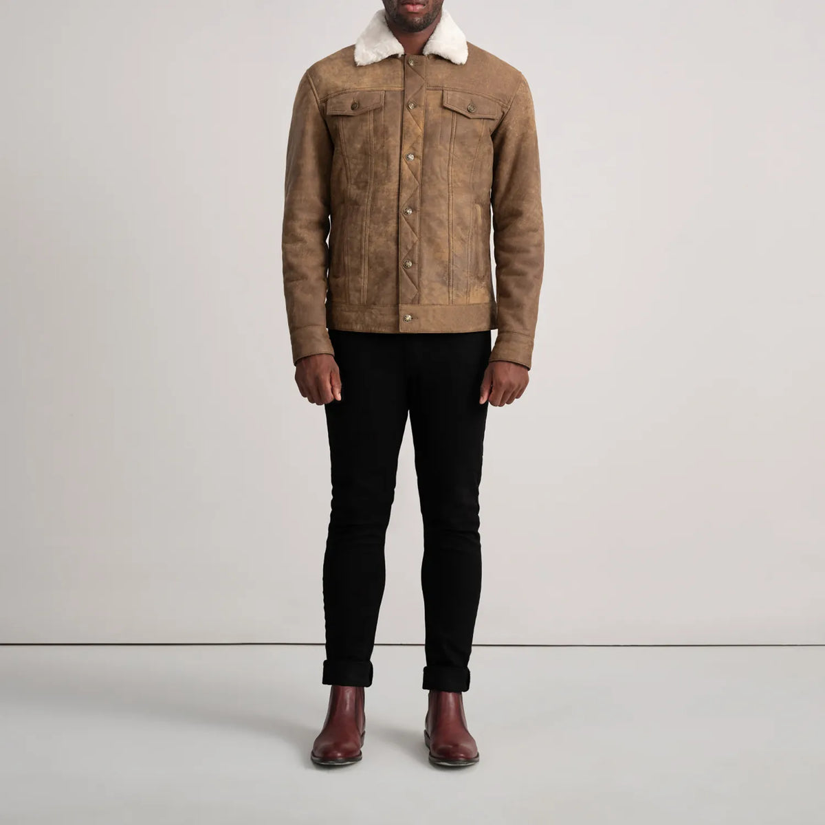 
Dallis Snuffed Brown Shearling Trucker Jacket - Вид сбоку, демонстрирующий эргономичный крой рукава
