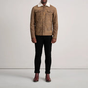 
Dallis Snuffed Brown Shearling Trucker Jacket - Вид сбоку, демонстрирующий эргономичный крой рукава
