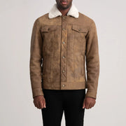 
Крупный план деталей of Classic Collar & Button Hardware on Dallis Snuffed Brown Shearling Trucker Jacket