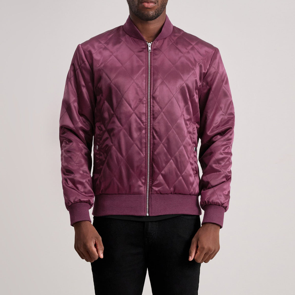 
Danson Стеганый Бордовый Varsity Кожаная куртка для Мужчин in Maroon Satin - Вид спереди и приталенный силуэт | Купить в официальном онлайн-магазине