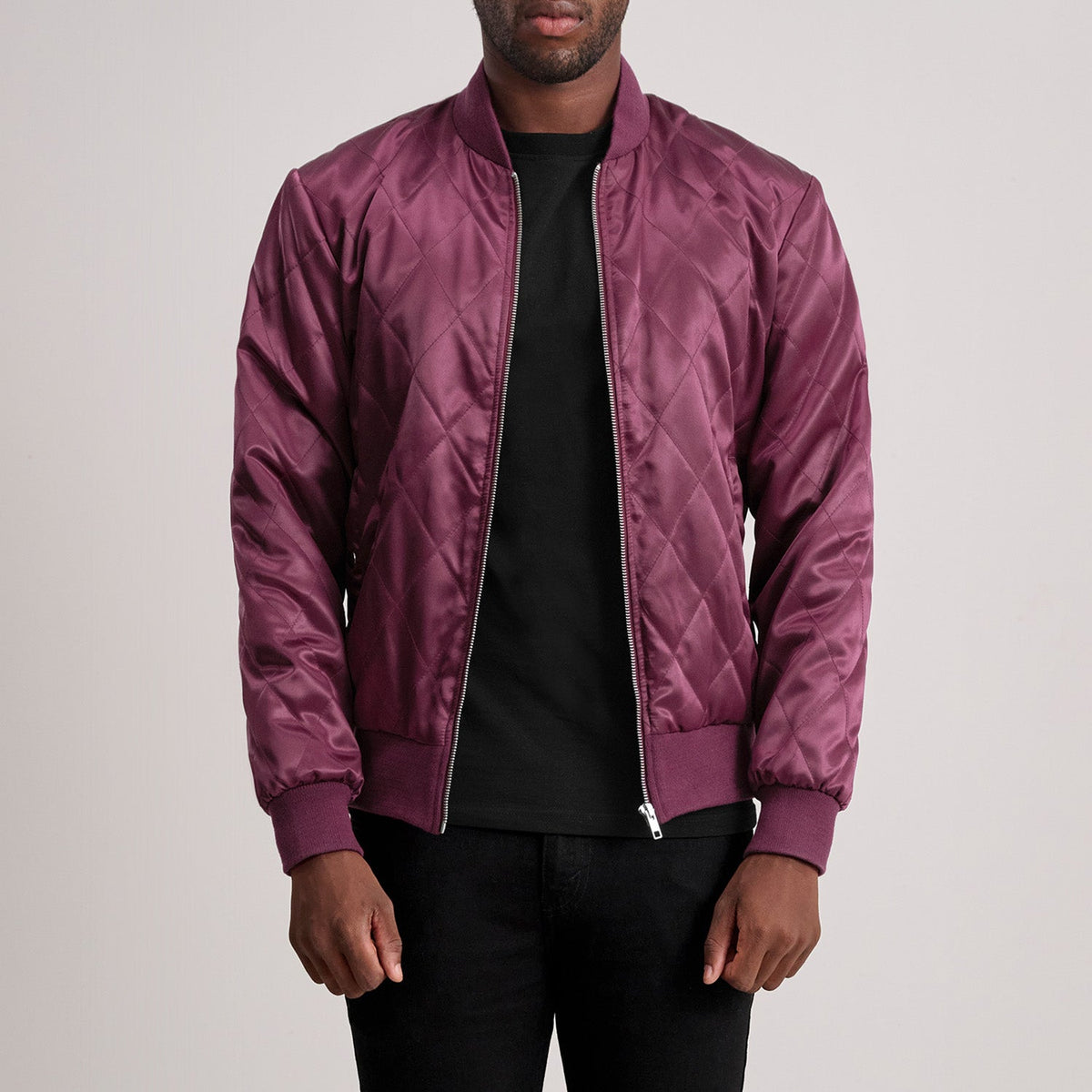 
Danson Стеганый Бордовый Varsity Кожаная куртка для Мужчин - Вид сбоку, демонстрирующий эргономичный крой рукава