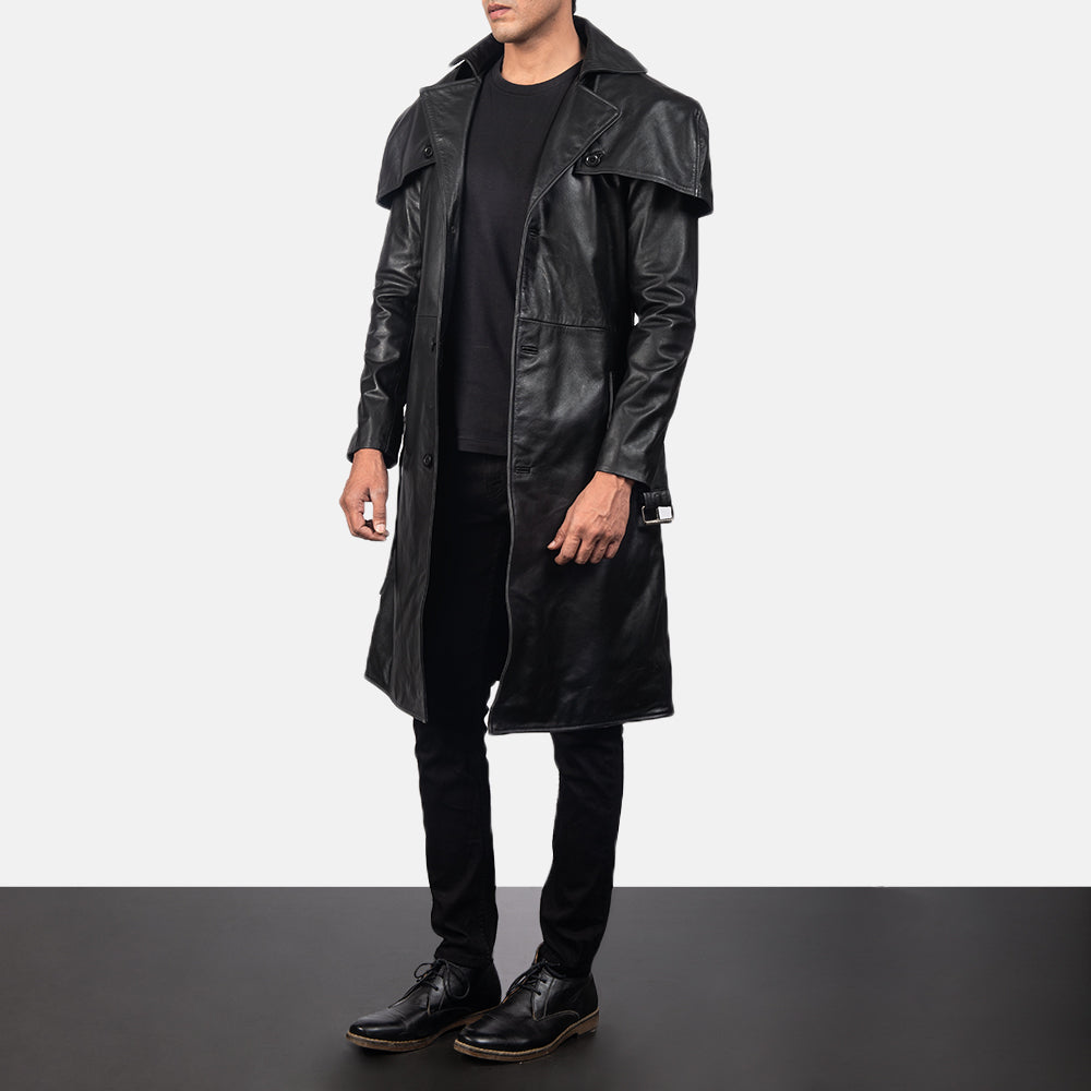 
Deux Черный Leather Duster для Мужчин - Вид сбоку, демонстрирующий эргономичный крой рукава