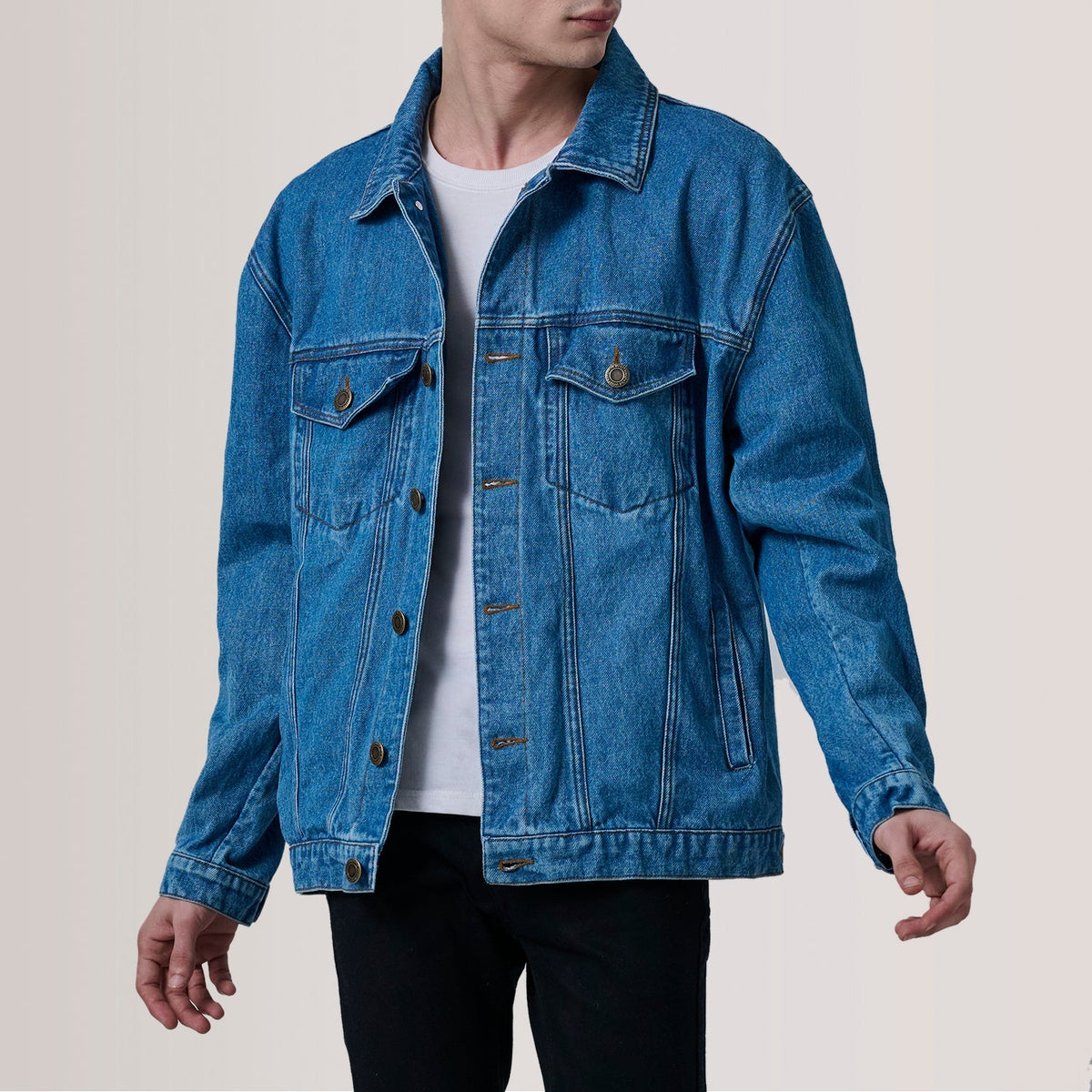 
Eddie Dark Синий Oversized Denim Trucker Кожаная куртка для Мужчин For Men in Dark Blue Full-Grain Leather - Вид спереди и приталенный силуэт | Купить в официальном онлайн-магазине