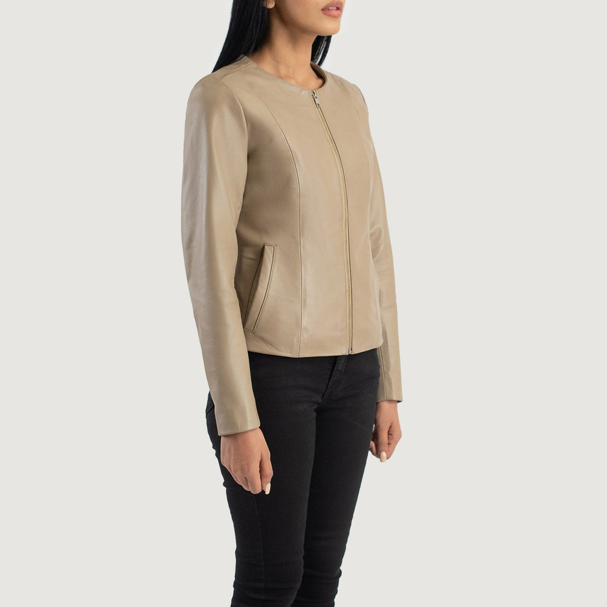 
Beige Sheepskin Leather Biker Jacket - Вид сзади, подчеркивающий посадку по плечам и ровный край