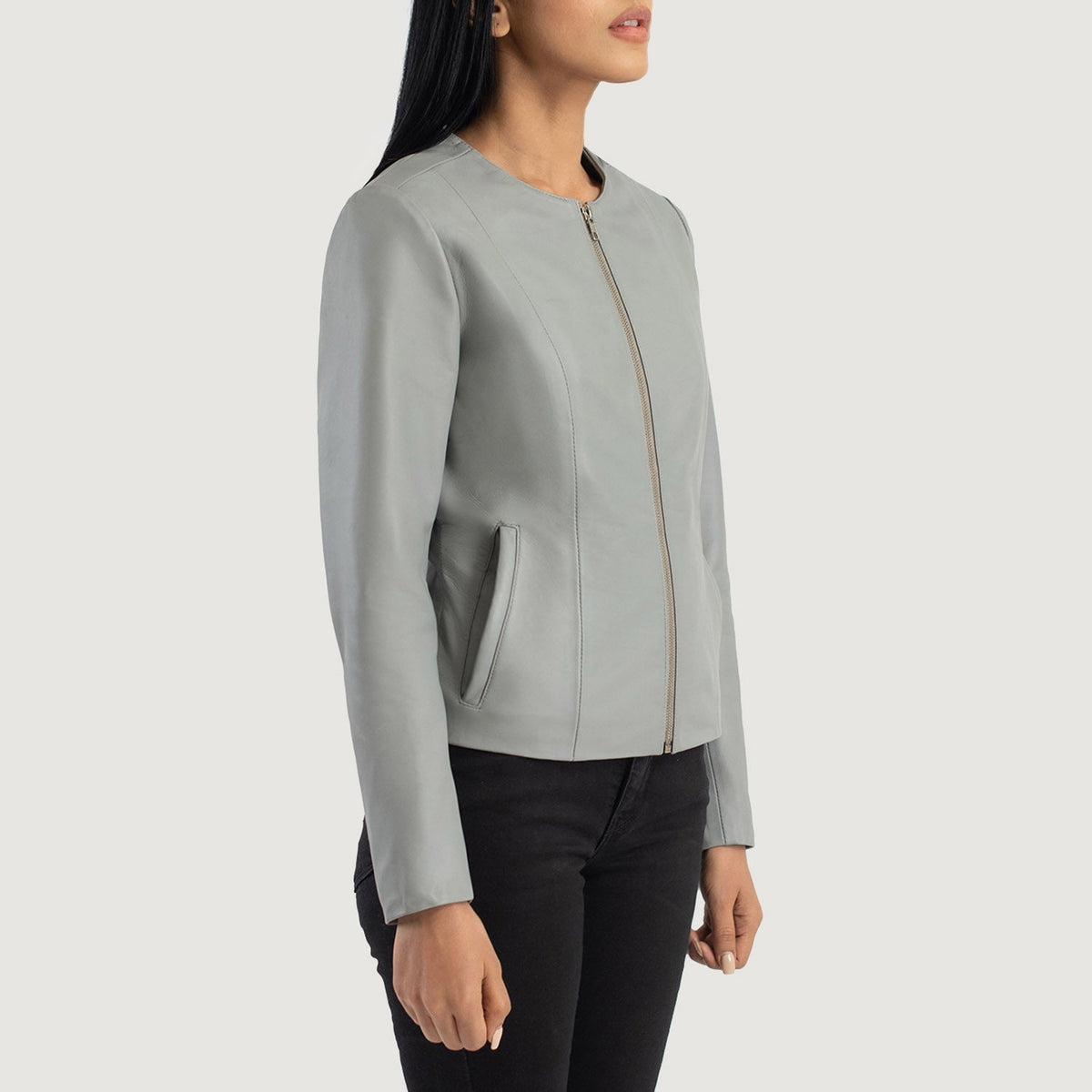 
Как выглядит на человеке:  Elixir Beige Collarless Leather Jacket на модели — естественные складки при дневном свете