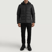 
Erico Черный Hooded Puffer Кожаная куртка для Мужчин - Вид сбоку, демонстрирующий эргономичный крой рукава