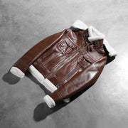 
Как выглядит на человеке:  Fiona Brown Hooded Shearling Leather Jacket на модели — естественные складки при дневном свете