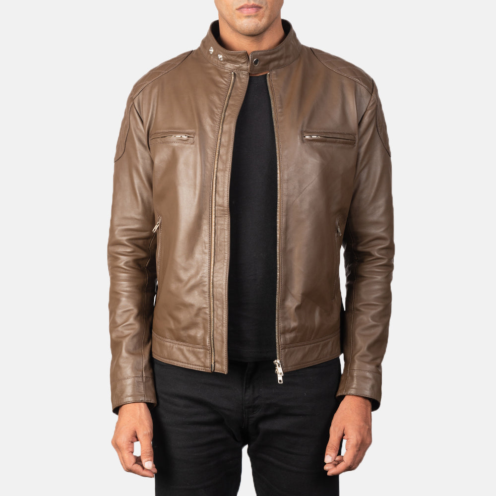 
Gatsby Mocha Кожаная куртка-косуха для Мужчин in Dark Brown Sheepskin Leather - Вид спереди и приталенный силуэт | Купить в официальном онлайн-магазине
