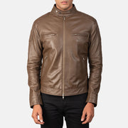 
Крупный план деталей of Band with snap buttons & Zipper Hardware on Gatsby Mocha Кожаная куртка-косуха для Мужчин