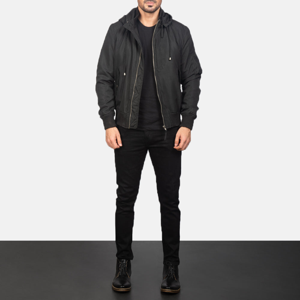 
Hanklin Ma-1 Black Hooded Bomber Jacket - Вид сбоку, демонстрирующий эргономичный крой рукава