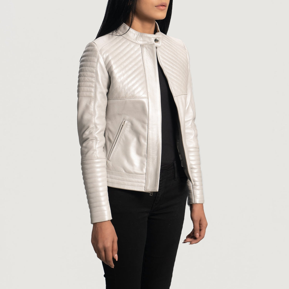 Silver Sheepskin Leather Biker Jacket - Вид сзади, подчеркивающий посадку по плечам и ровный край
