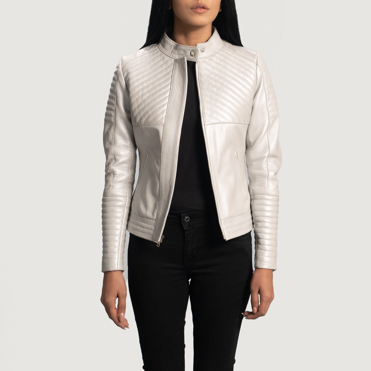 Ice Maiden Silver Quilted Leather Biker Jacket - Вид сбоку, демонстрирующий эргономичный крой рукава