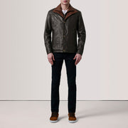 
Как выглядит на человеке:  Klen Brown Classic Jacket For Men на модели — естественные складки при дневном свете